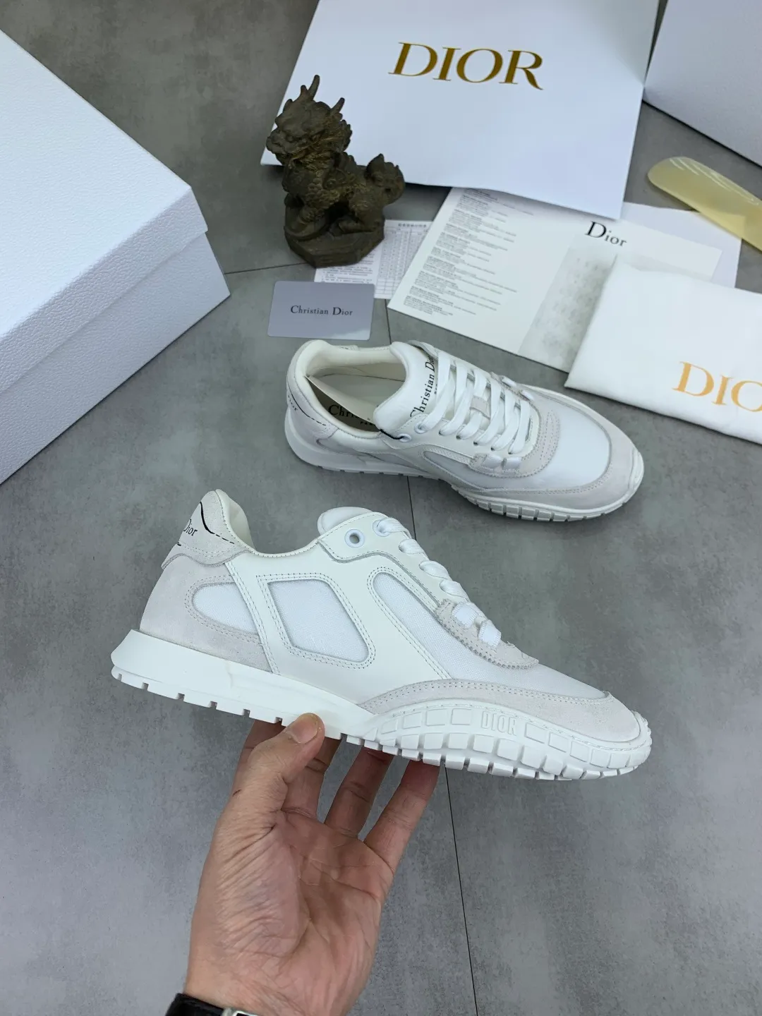 Men's men's shoes P560 new Dior Tech sneakers 2026 early spring series new products, with fashionable details, highlighting retro aesthetics. The light beige anti-suede cow leather upper is spliced ​​with apricot transparent mesh fabric on the side. The upper window edge is adhered with high-frequency flat ironing and back-pressure. It replicates the original craftsmanship, making it beautiful and comfortable without falling off. The interior is made of sheep lining of the same color and is soft and comfortable. The heel and tongue are embellished with the Paris logo. The textured TPU soles with the same color logo. The high-end version is exquisitely packaged with an airplane box, adding to the high-end style. Color: 4️⃣colors available Size: Female 35-41 Male 39-46